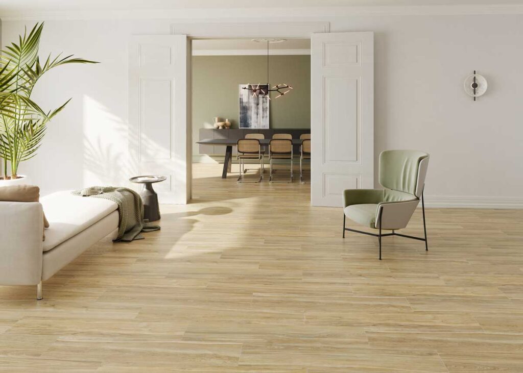 Salón y comedor con suelo porcelanico imitacion madera Havsta beige.