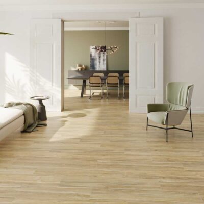 Salón y comedor con suelo porcelanico imitacion madera Havsta beige.