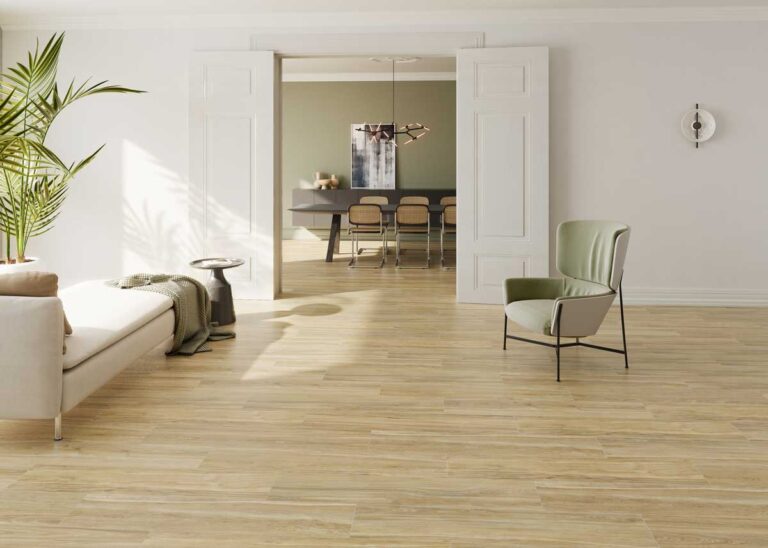 Salón y comedor con suelo porcelanico imitacion madera Havsta beige.
