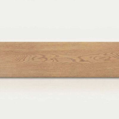 Azulejo rectangular de porcelánico imitación madera Nordby Honey con vetas claras.