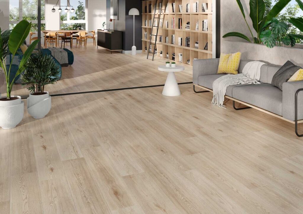 Un salón moderno con suelo porcelánico imitación madera Nordby Natural.