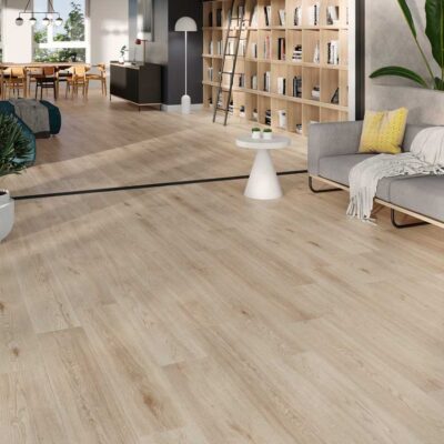 Un salón moderno con suelo porcelánico imitación madera Nordby Natural.