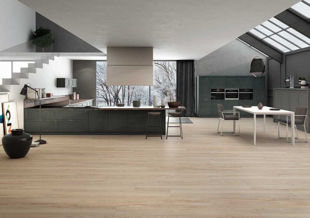 Suelo porcelánico imitación madera Ninsba Beige en una cocina moderna.