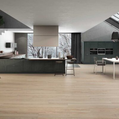 Suelo porcelánico imitación madera Ninsba Beige en una cocina moderna.