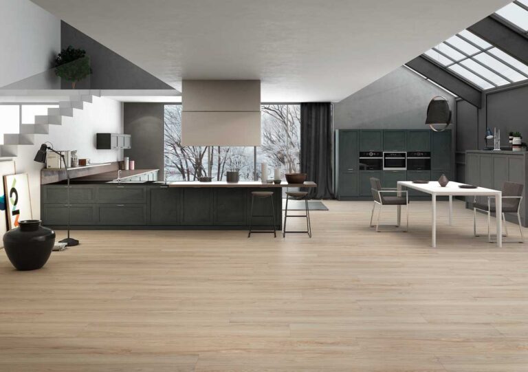 Suelo porcelánico imitación madera Ninsba Beige en una cocina moderna.