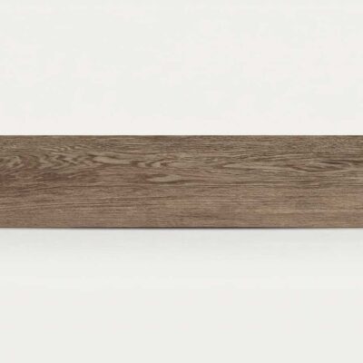 Una pieza de suelo porcelánico imitación madera Ninsba Brown con vetas.