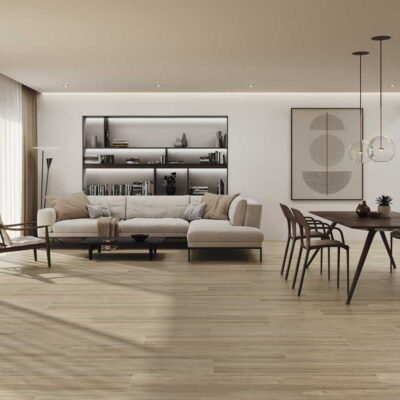 Amplio salón comedor con suelo porcelánico imitación madera Havsta Camel de tono claro.