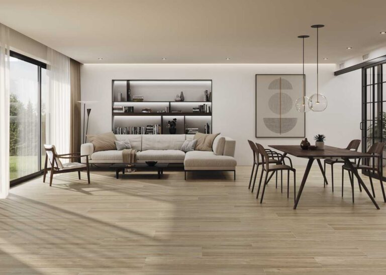 Amplio salón comedor con suelo porcelánico imitación madera Havsta Camel de tono claro.
