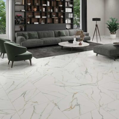 Salón moderno con suelos porcelanicos blancos de acabado pulido. Las baldosas imitan mármol con vetas grises y doradas, creando un ambiente elegante.