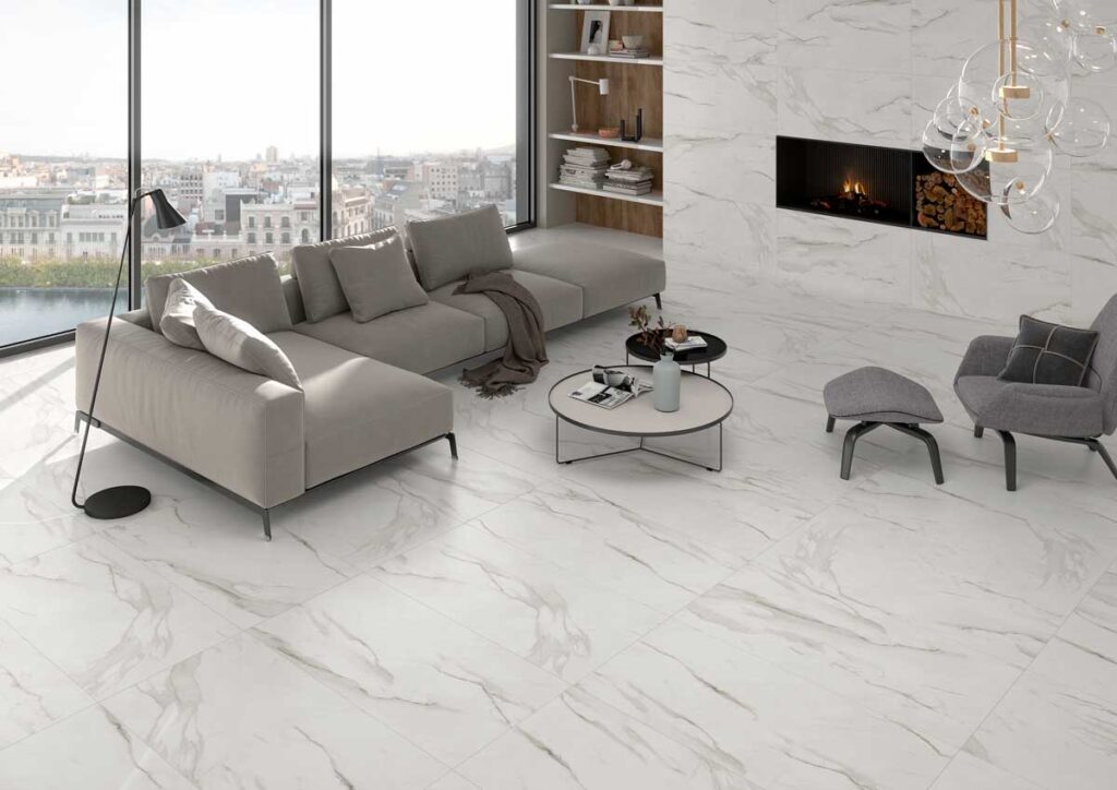 Porcelánico efecto mármol Syros White en suelo y pared de un salón contemporáneo.