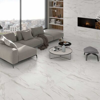 Porcelánico efecto mármol Syros White en suelo y pared de un salón contemporáneo.