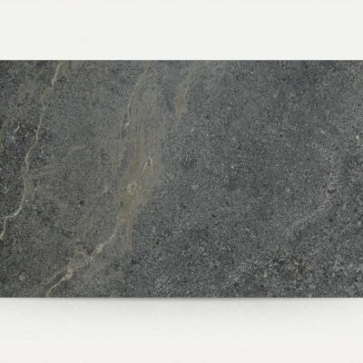 Suelo porcelánico gris oscuro con textura de cemento y vetas claras.