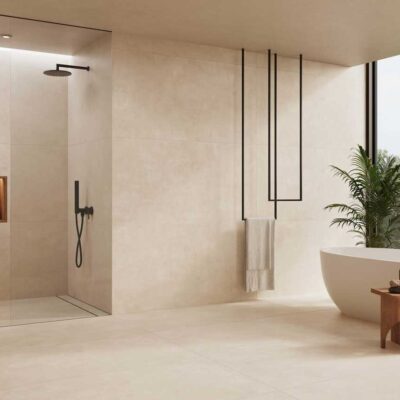 Baño moderno y minimalista con suelo porcelánico Columbia Sand en tono arena. Las paredes también están revestidas con este porcelánico de acabado mate.
