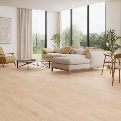 Salón moderno con suelo porcelánico imitación madera claro y muebles beige.