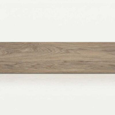 Azulejo rectangular de suelo porcelánico con veteado de madera en tono camel.