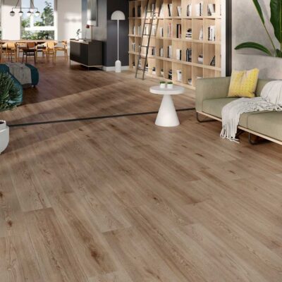 El suelo porcelánico efecto madera Nordby Brown luce en un salón comedor moderno y luminoso.
