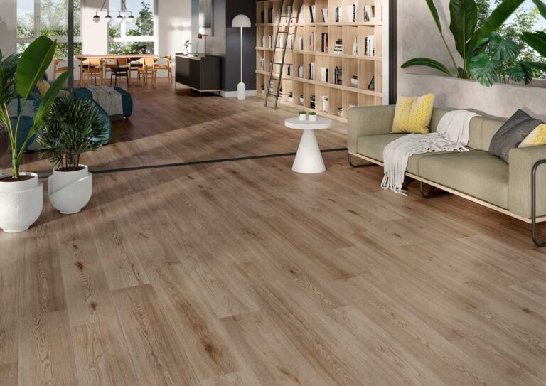 El suelo porcelánico efecto madera Nordby Brown luce en un salón comedor moderno y luminoso.