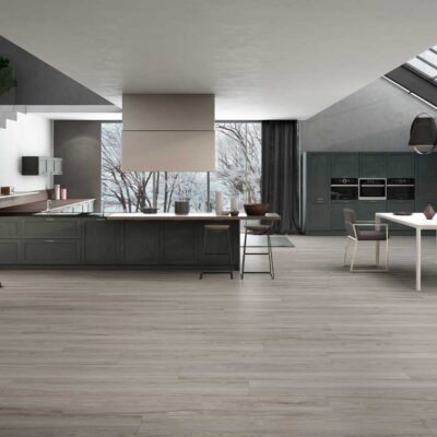 Suelo porcelánico imitación madera gris claro en cocina moderna con ventanal.