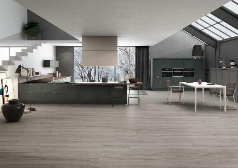 Suelo porcelánico imitación madera gris claro en cocina moderna con ventanal.