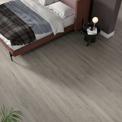 Dormitorio moderno con suelo porcelánico imitación madera gris Ninsba Grey.