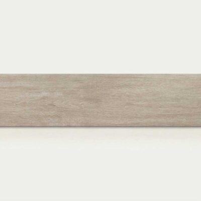 Un azulejo rectangular de suelo porcelánico con textura de madera gris claro.