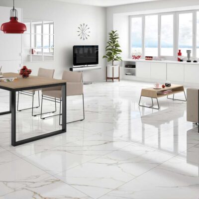 Sala de estar y comedor moderna con suelos porcelánicos blancos de vetas doradas. El acabado pulido refleja la luz.