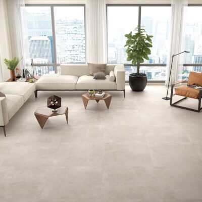 Amplia sala de estar moderna con suelo porcelánico de color beige claro y acabado mate.