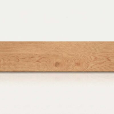 Un suelo porcelánico imitación madera Algord natural sobre fondo blanco.