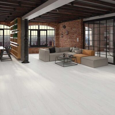 Suelo porcelánico imitación madera blanca en un moderno salón de estilo loft.
