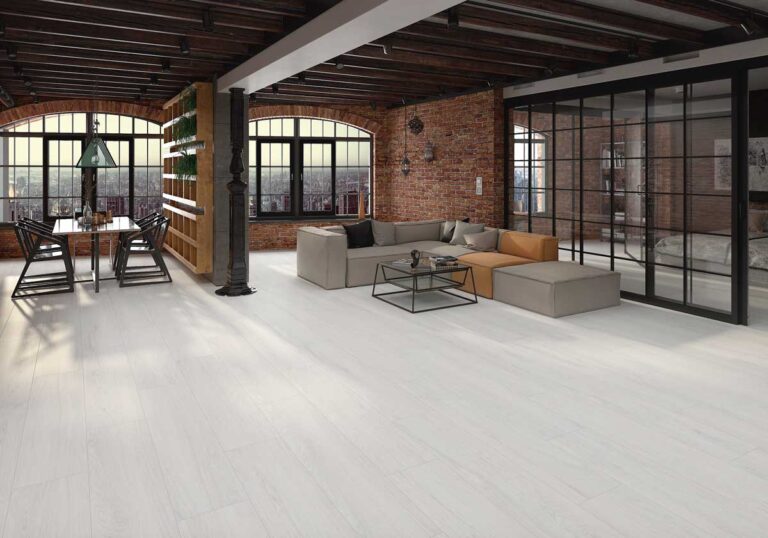 Suelo porcelánico imitación madera blanca en un moderno salón de estilo loft.