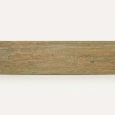 Un suelo porcelánico imitación madera de roble haspe sobre fondo blanco.