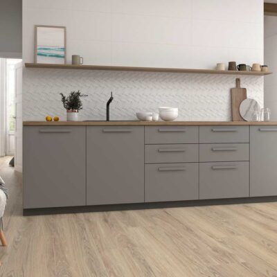 Cocina moderna con suelo porcelánico imitación madera Ninsba beige y muebles grises.
