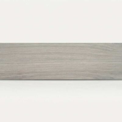 Un azulejo rectangular de suelo porcelanico imitacion madera Ninsba Grey sobre fondo blanco.