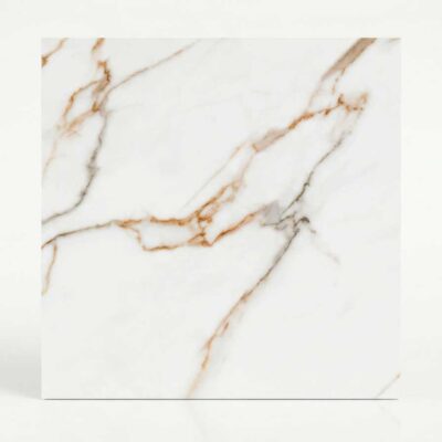 Un suelo porcelanico blanco con vetas doradas y grises imitando mármol, sobre fondo blanco.