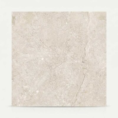 Azulejo de porcelánico cuadrado con textura de piedra y vetas en tono crema