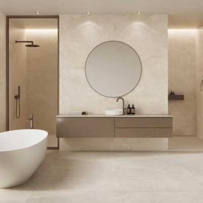 Baño moderno y minimalista con suelo porcelánico beige claro y paredes a juego. Acabado mate con sutil veteado.