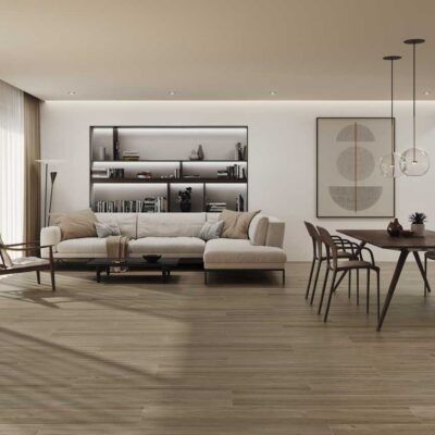 Salón comedor con suelo porcelánico imitación madera tono marrón claro.