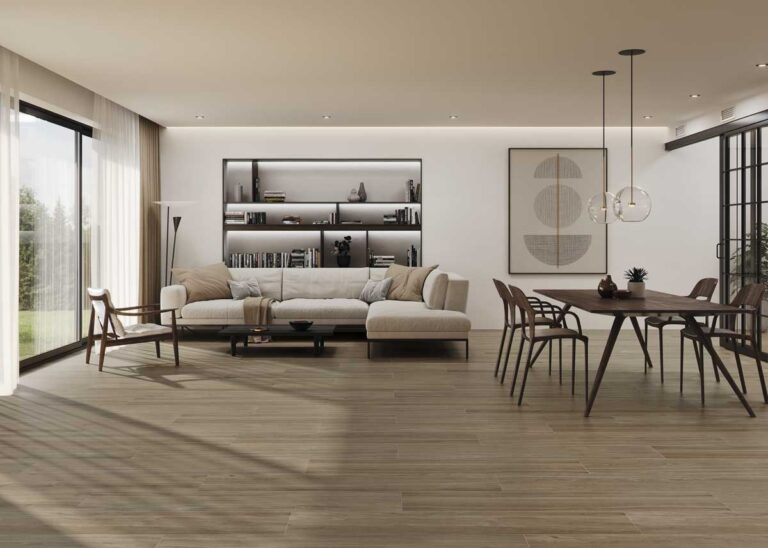Salón comedor con suelo porcelánico imitación madera tono marrón claro.