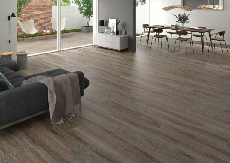 Un moderno salón y comedor luce suelo porcelánico imitación madera Ninsba Brown.