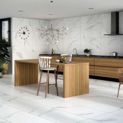 Cocina moderna con suelo porcelanico blanco imitacion marmol y paredes con azulejos a juego.