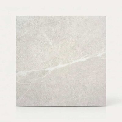 Azulejo porcelánico cuadrado gris claro con vetas blancas imitando mármol.