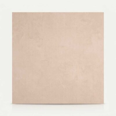 Un azulejo porcelánico beige con efecto cemento sobre fondo claro.