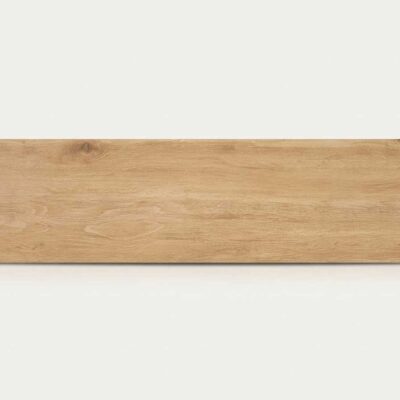 Azulejo rectangular de porcelánico imitación madera Vielha Haya sobre fondo blanco.