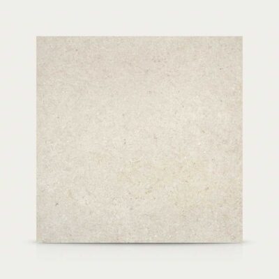 Azulejo porcelánico cuadrado gris claro con textura efecto piedra. Fondo neutro.