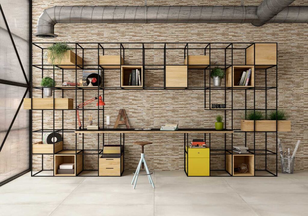 Suelo porcelánico Lecco Blanco en un espacio interior moderno con estantería.