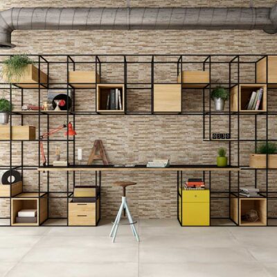 Suelo porcelánico Lecco Blanco en un espacio interior moderno con estantería.