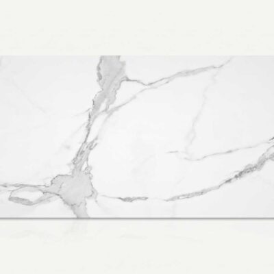 Azulejo porcelánico blanco rectangular con vetas grises que imitan el mármol.