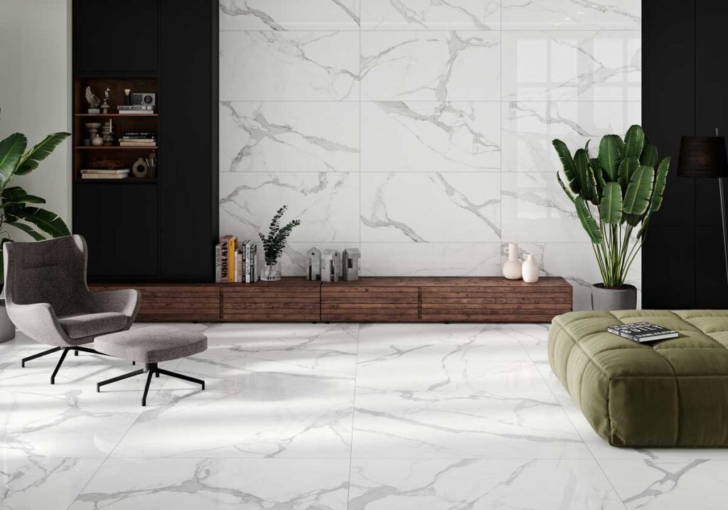 Salón moderno con suelo y pared de porcelánico imitación mármol