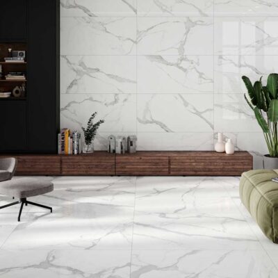 Salón moderno con suelo y pared de porcelánico imitación mármol