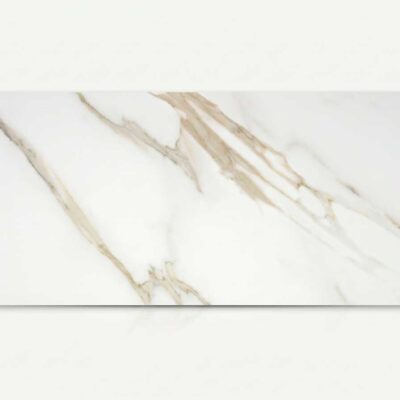 Azulejo porcelánico rectangular blanco con vetas doradas y beige sobre fondo neutro.